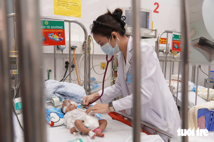 Trẻ mắc bệnh đường hô hấp nhập viện tăng, có trẻ gặp biến chứng viêm phổi - Ảnh 3.