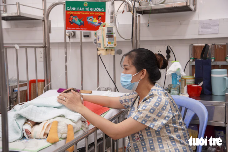 Trẻ mắc bệnh đường hô hấp nhập viện tăng, có trẻ gặp biến chứng viêm phổi - Ảnh 4.