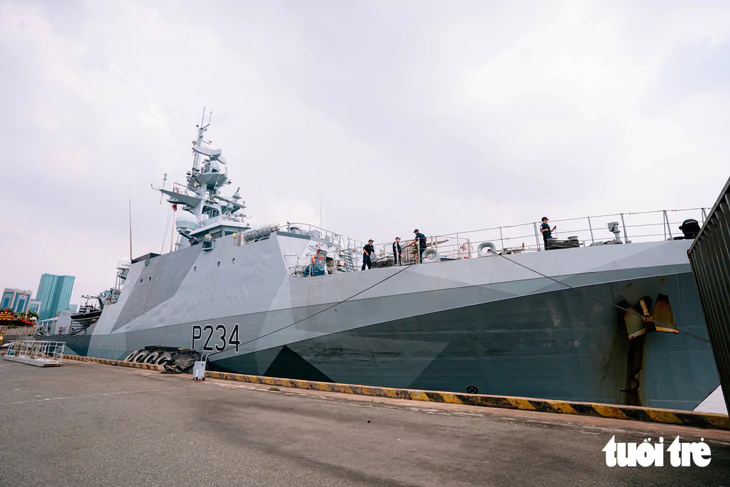 Nữ sĩ quan hải quân Hoàng gia Anh chỉ huy tàu HMS Spey cập cảng Nhà Rồng - Ảnh 1.