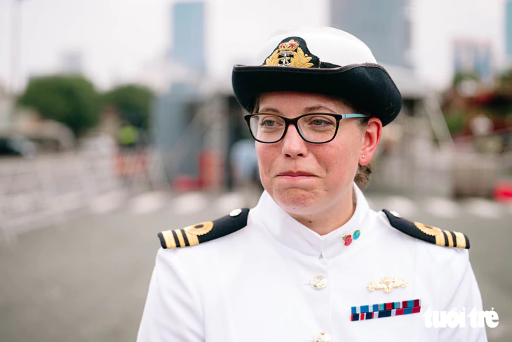 Nữ sĩ quan hải quân Hoàng gia Anh chỉ huy tàu HMS Spey cập cảng Nhà Rồng - Ảnh 3.
