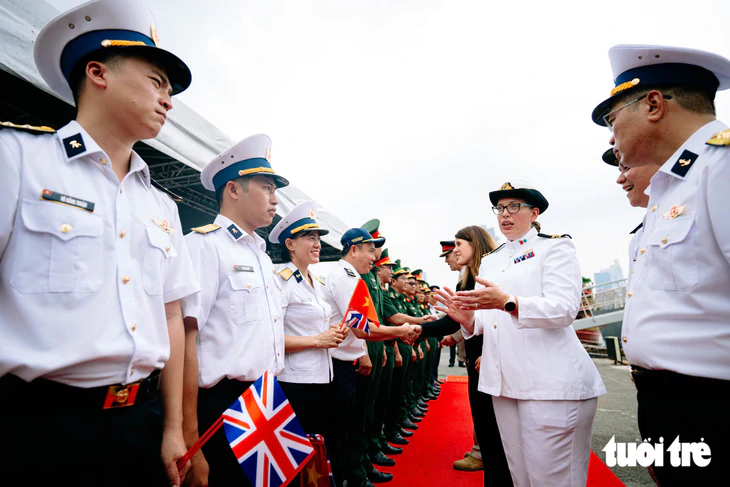 Nữ sĩ quan hải quân Hoàng gia Anh chỉ huy tàu HMS Spey cập cảng Nhà Rồng - Ảnh 6.