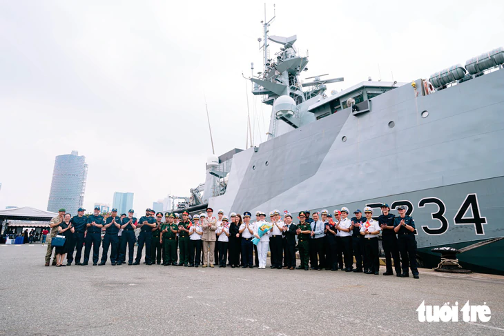 Nữ sĩ quan hải quân Hoàng gia Anh chỉ huy tàu HMS Spey cập cảng Nhà Rồng - Ảnh 7.