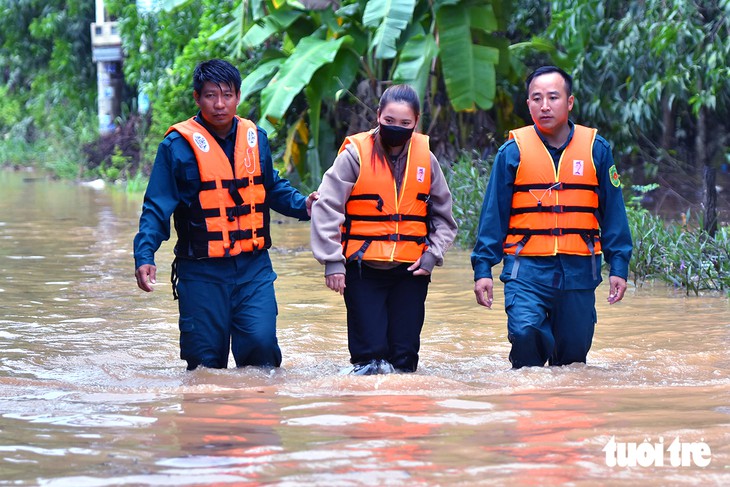 Lũ sông Buông tràn về như thác, có nhà ngập sâu cả mét - Ảnh 12.