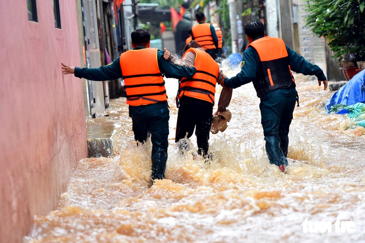 Lũ sông Buông tràn về như thác, có nhà ngập sâu cả mét - Ảnh 13.