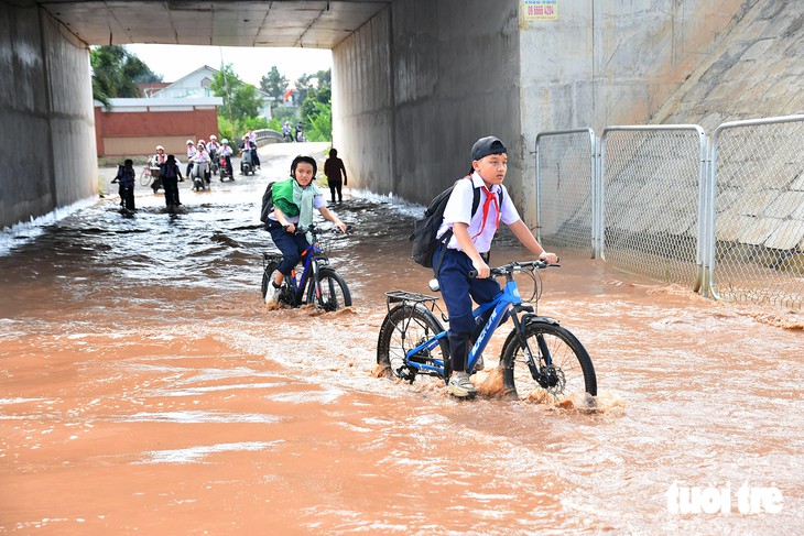 Lũ sông Buông tràn về như thác, có nhà ngập sâu cả mét - Ảnh 4.