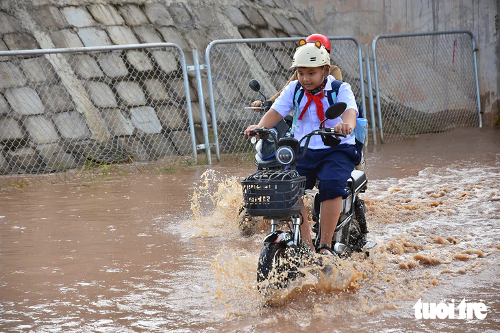 Lũ sông Buông tràn về như thác, có nhà ngập sâu cả mét - Ảnh 5.
