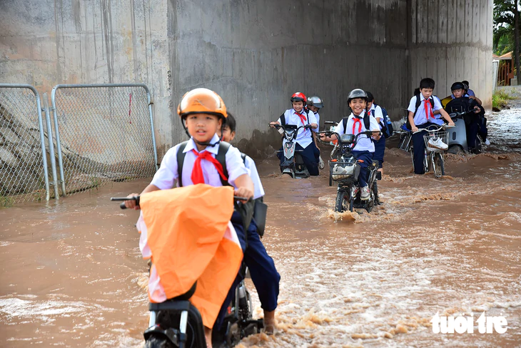 Lũ sông Buông tràn về như thác, có nhà ngập sâu cả mét - Ảnh 6.