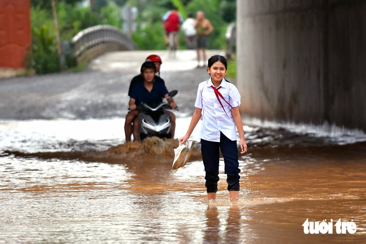 Lũ sông Buông tràn về như thác, có nhà ngập sâu cả mét - Ảnh 7.