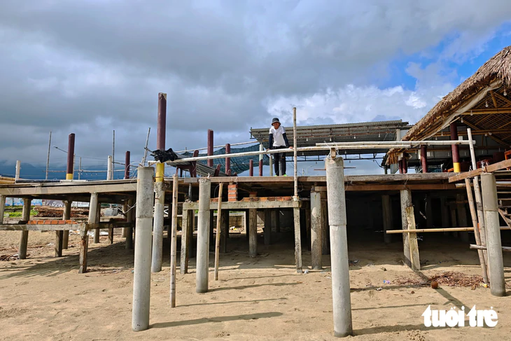 Hàng quán tháo dỡ phần lấn chiếm, trả lại lối xuống vịnh đẹp thế giới Lăng Cô - Ảnh 1.