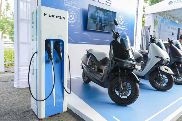 Honda Việt Nam bàn giao xe máy điện, phối hợp TP.HCM giảm khí thải giao thông - Ảnh 3.