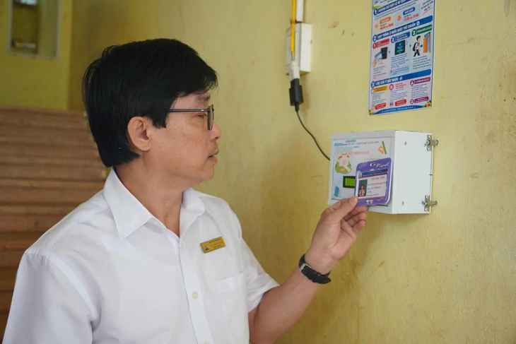 Trường vùng cao Quảng Trị dùng hệ thống quét thẻ tự chế điểm danh học sinh - Ảnh 4.