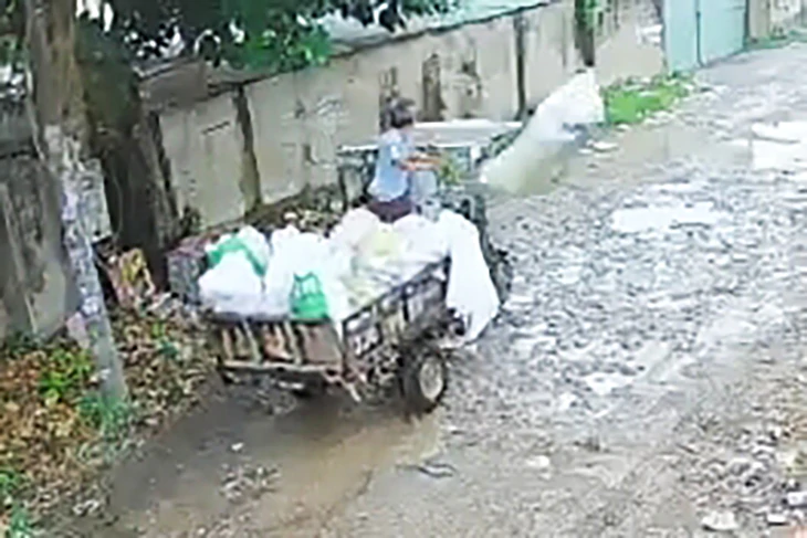 2 người đổ rác bừa bãi ở Tân Vĩnh Lộc bị phạt 7 triệu đồng - Ảnh 2.