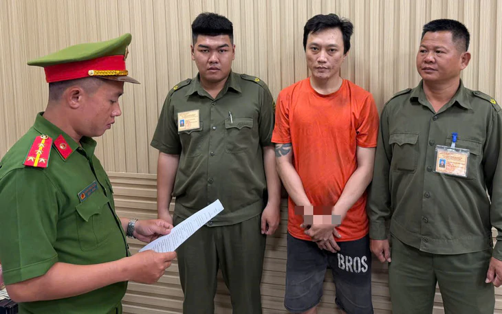 Xác minh vụ xe ô tô bị đốt, phá khi đỗ trên đường Hà Nội ở Huế - Ảnh 2.