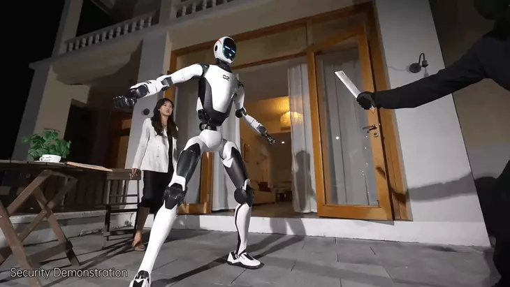 Trung Quốc ra mắt robot vệ sĩ có thể khống chế kẻ cầm dao, nhấc bổng ô tô - Ảnh 1.