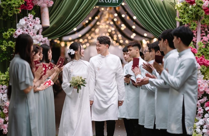 Khi cả thế giới né mùi hoa sữa, cặp đôi này lại chọn làm hoa cưới - Ảnh 1.