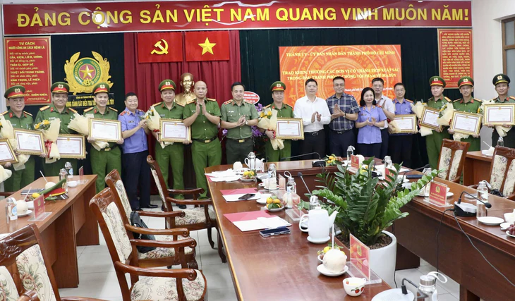Từ 6 người dương tính ma túy ở bar Aplus Sài Gòn, Công an TP.HCM bắt 151 người - Ảnh 1.