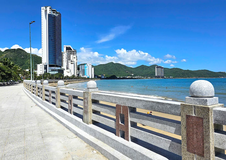 Thay gần 2km lan can ven biển Nha Trang với kinh phí hơn 13 tỉ đồng: Chủ đầu tư nói gì? - Ảnh 1.