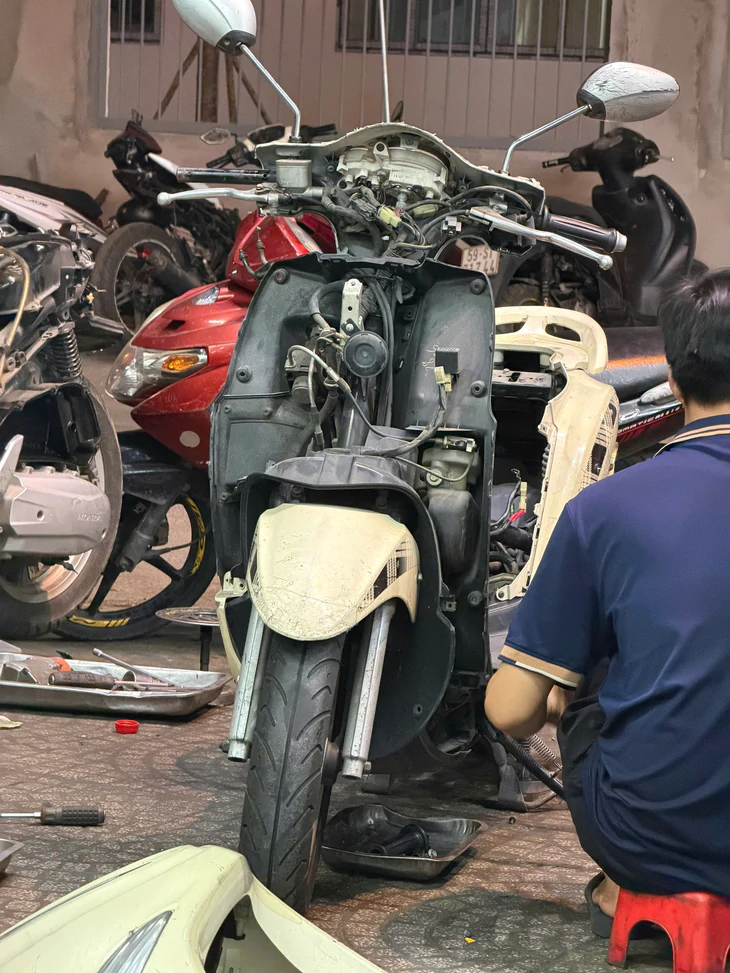 Bỏ việc văn phòng đi sửa xe, có phí tấm bằng đại học? - Ảnh 1.