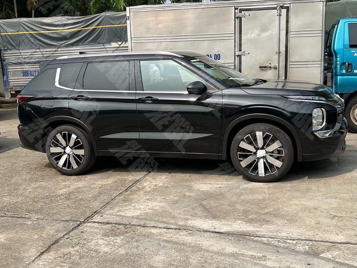 Mitsubishi Outlander đời mới lộ diện rõ ràng ở Việt Nam - Ảnh 1.