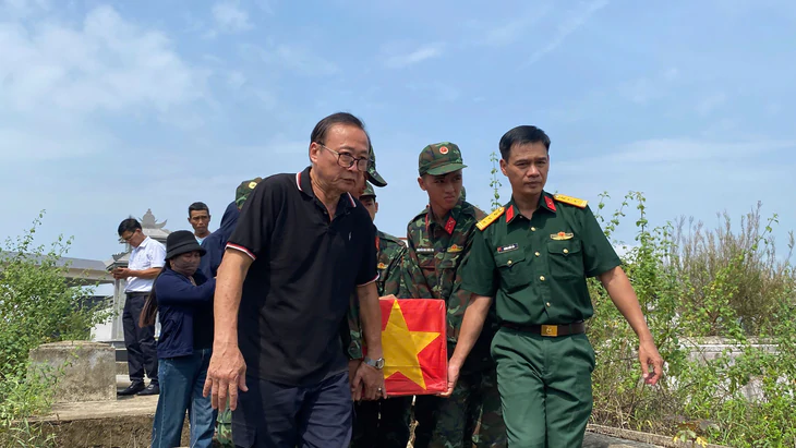 Người cất bốc, 38 năm lo hương khói cho 17 liệt sĩ được TP Đà Nẵng khen thưởng - Ảnh 2.