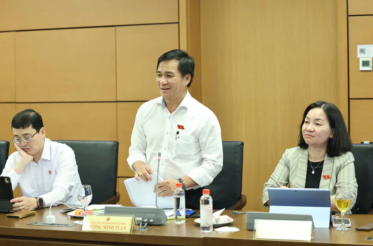 Đại biểu Trần Hoàng Ngân: Một bác sĩ giỏi vừa làm giám đốc, vừa phải quản lý bệnh viện, tổ chức đấu thầu có quá sức? - Ảnh 4.