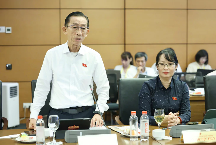 Đại biểu Trần Hoàng Ngân: Một bác sĩ giỏi vừa làm giám đốc, vừa phải quản lý bệnh viện, tổ chức đấu thầu có quá sức? - Ảnh 2.