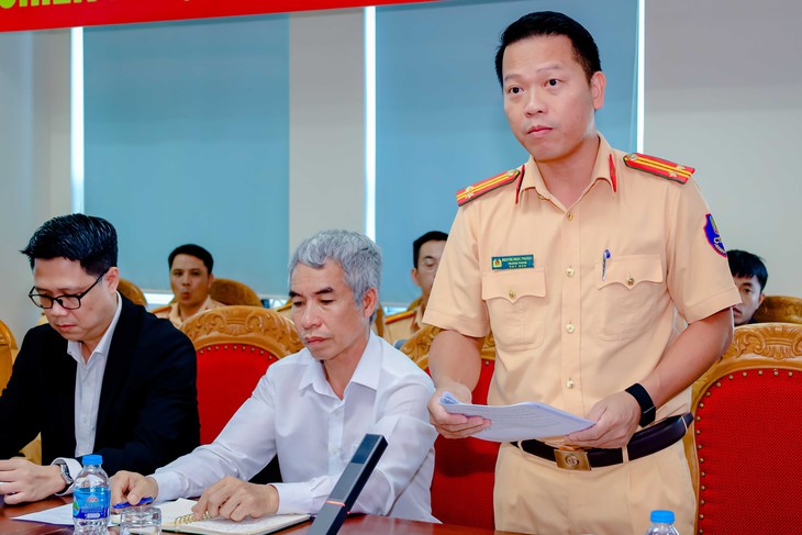Công an tỉnh Hưng Yên trình diễn sử dụng UAV trong kiểm soát trật tự, an toàn giao thông - Ảnh 2.