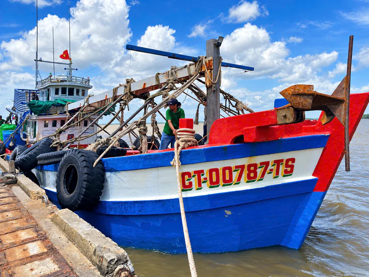 4 ngư dân Mũi Né gặp nạn gần mỏ Sư Tử Trắng đã về đất liền Cần Thơ an toàn - Ảnh 2.
