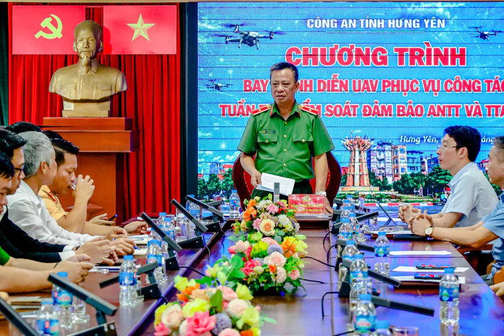 Công an tỉnh Hưng Yên trình diễn sử dụng UAV trong kiểm soát trật tự, an toàn giao thông - Ảnh 1.