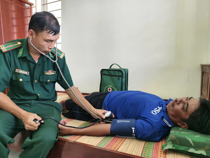 4 ngư dân Mũi Né gặp nạn gần mỏ Sư Tử Trắng đã về đất liền Cần Thơ an toàn - Ảnh 3.