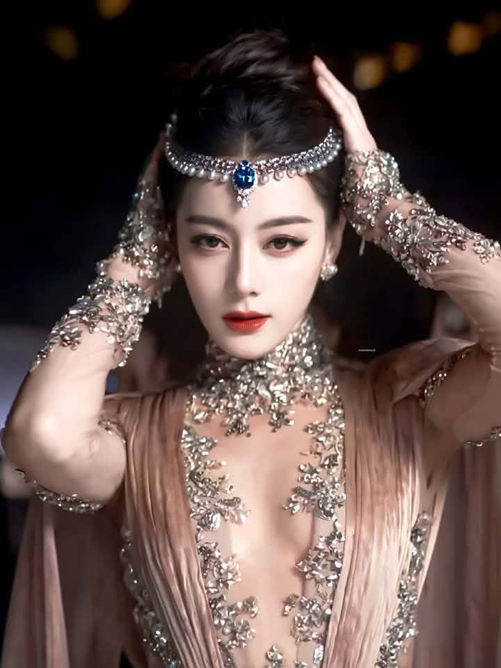 Lưu Diệc Phi, Địch Lệ Nhiệt Ba đọ sắc tại đêm hội thời trang Vogue - Ảnh 3.