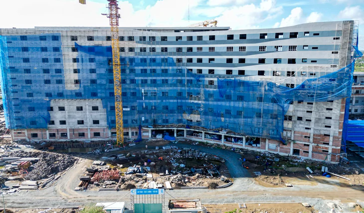 Cà Mau yêu cầu kiểm điểm trách nhiệm việc trễ tiến độ 2 gói thầu bệnh viện 3.300 tỉ - Ảnh 1.