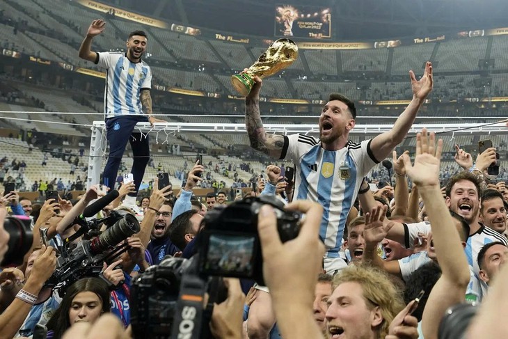 Đấu giá chiếc cúp mượn trong bài đăng 74 triệu like của Messi - Ảnh 1.