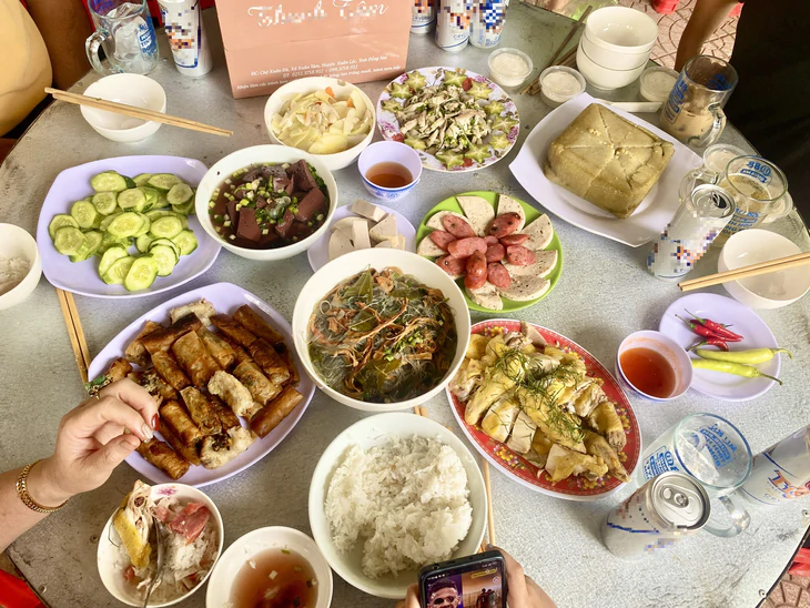 Đám tiệc quanh năm, gánh nặng không nhỏ với nhiều gia đình ở quê - Ảnh 1.