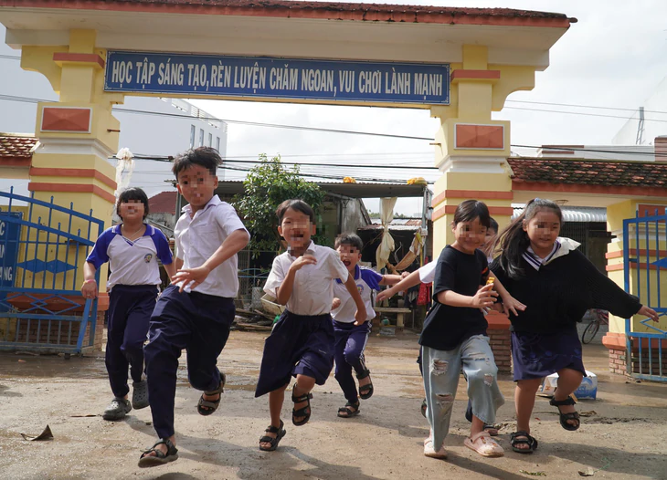 Con đi học về hát 'ngày làm ba trăm rưỡi, uống bia hết hai trăm ngàn', có đáng lo? - Ảnh 2.