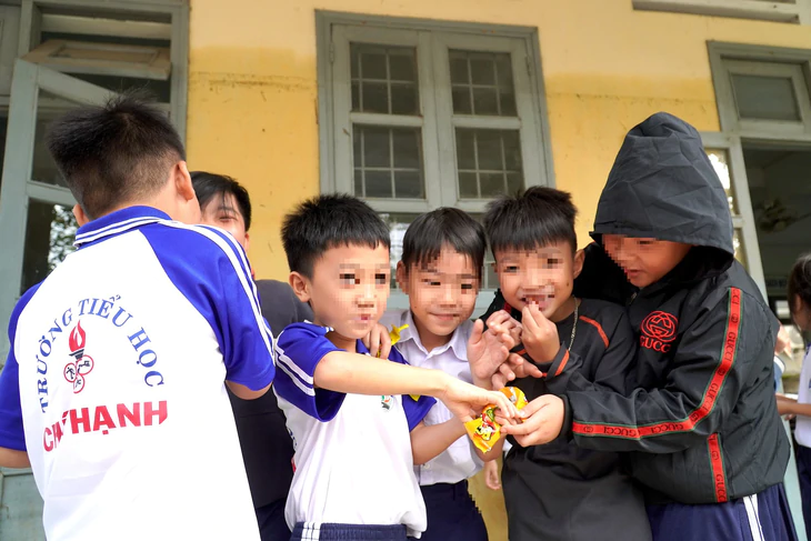 Con đi học về hát 'ngày làm ba trăm rưỡi, uống bia hết hai trăm ngàn', có đáng lo? - Ảnh 3.