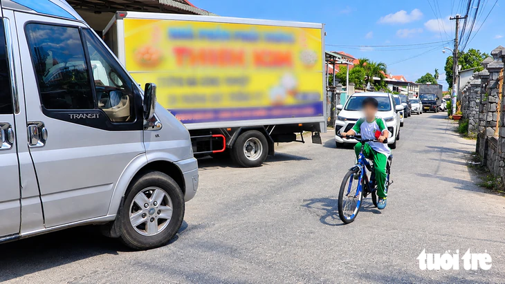 Cuộc sống đảo lộn vì xe né trạm BOT 'đặt sai chỗ' - Ảnh 1.