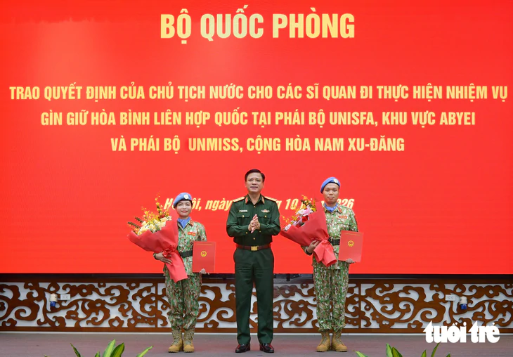 Bộ Quốc phòng trao quyết định của Chủ tịch nước cho hai sĩ quan đi làm nhiệm vụ gìn giữ hoà bình - Ảnh 1.