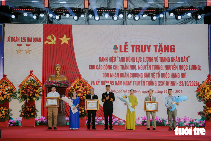 Truy tặng danh hiệu Anh hùng lực lượng vũ trang nhân dân cho 3 cán bộ đoàn tàu không số huyền thoại - Ảnh 2.