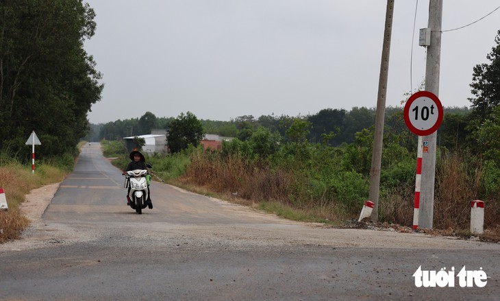 Biển báo hạn chế tải trọng trên đường 20 tỉ 'nát bươm’ - Ảnh 4.
