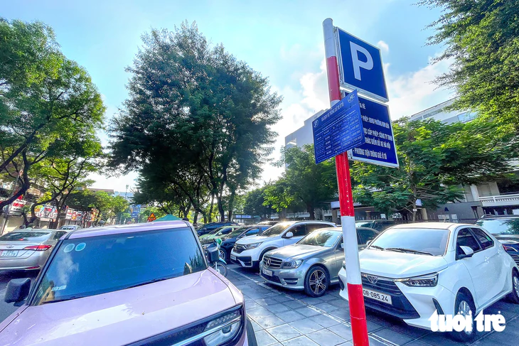 Giá gửi xe ở Hà Nội tăng, có người mất 60 triệu/năm thuê chỗ cho ô tô 'ngủ' - Ảnh 2.