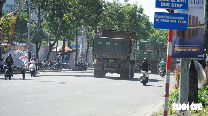 Loạt xe ben chở đất 30 tấn dán chữ ‘TQ’ vẫn chạy vào đường cấm xe tải trên 2,5 tấn - Ảnh 3.