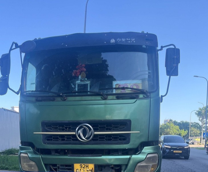 Loạt xe ben chở đất 30 tấn dán chữ ‘TQ’ vẫn chạy vào đường cấm xe tải trên 2,5 tấn - Ảnh 8.
