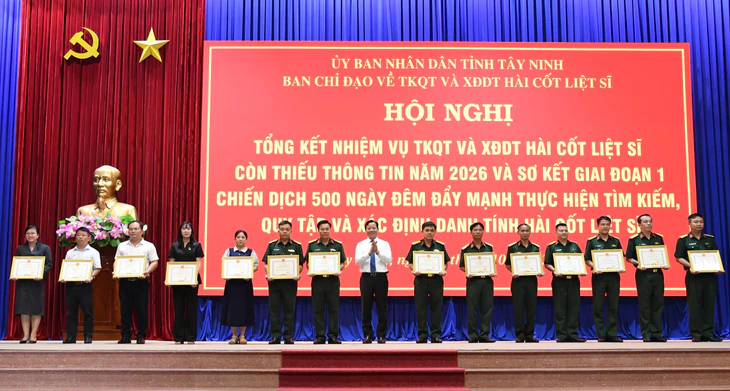 Tây Ninh khen thưởng 17 tập thể có thành tích trong giai đoạn 1 chiến dịch 500 ngày đêm quy tập hài cốt liệt sĩ - Ảnh 1.