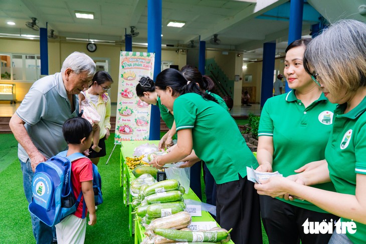 Đưa "chợ nông sản sạch" vào sân trường để minh bạch bữa ăn bán trú - Ảnh 1.