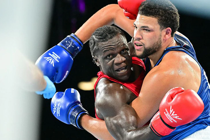Giở trò đánh lén đối thủ, võ sĩ boxing tai tiếng bị phạt nặng - Ảnh 1.