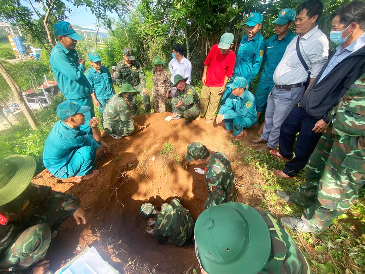 Mẹ khắc tấm bia cho mộ, con báo tin giúp quy tập hài cốt liệt sĩ - Ảnh 1.