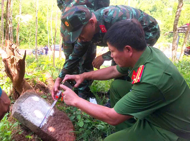 Mẹ khắc tấm bia cho mộ, con báo tin giúp quy tập hài cốt liệt sĩ - Ảnh 2.