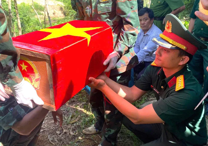 Mẹ khắc tấm bia cho mộ, con báo tin giúp quy tập hài cốt liệt sĩ - Ảnh 4.
