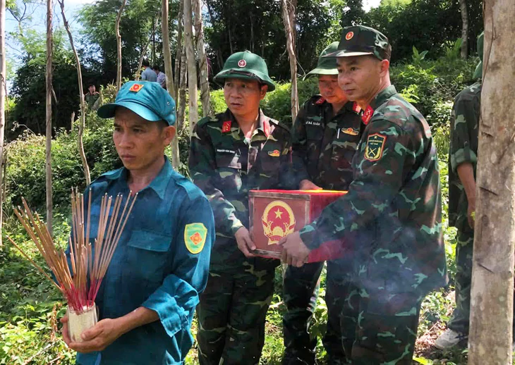 Mẹ khắc tấm bia cho mộ, con báo tin giúp quy tập hài cốt liệt sĩ - Ảnh 5.